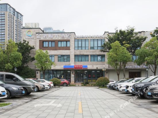 Qmax Penguin Aurora Hotel