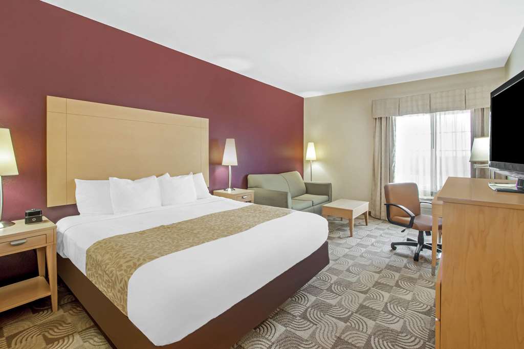 La Quinta Inn & Suites by Wyndham Tucumcari - photo 20