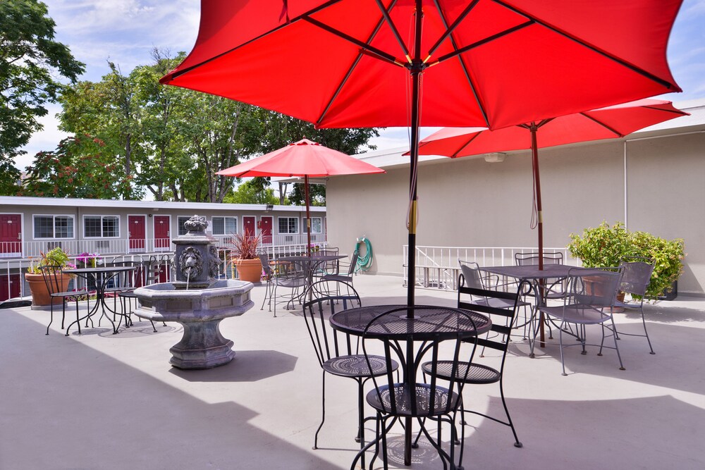 Campus Inn & Suites Eugene Downtown - photo 41