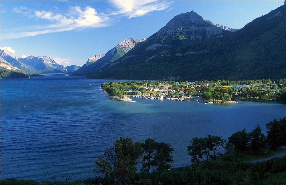 Bayshore Inn & Spa — hotel in Waterton Park