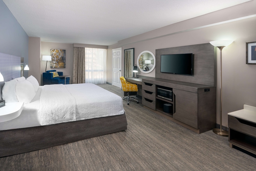 Hampton Inn & Suites Kansas City Country Club Plaza - photo 8