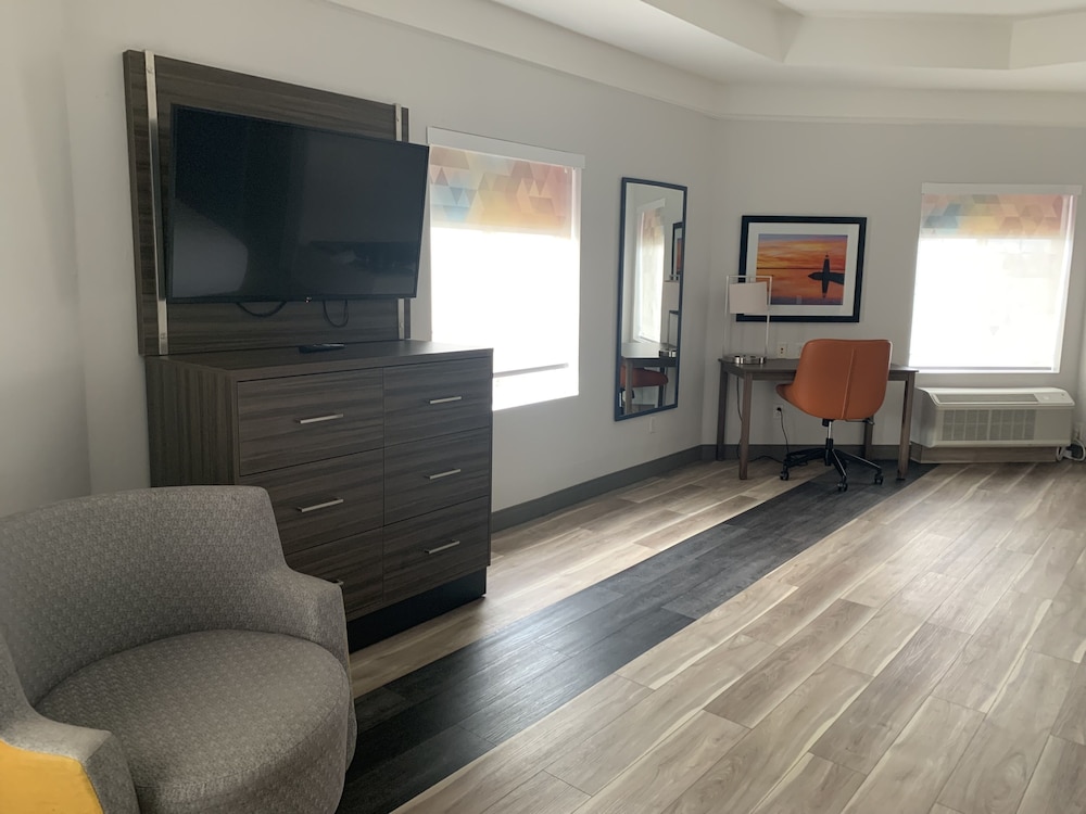 La Quinta Inn & Suites by Wyndham OKC North Quail Springs - photo 8