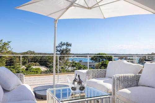 Cloud Nine 18 Wynne Cres Heated Pool Waterviews Beach — Corlette