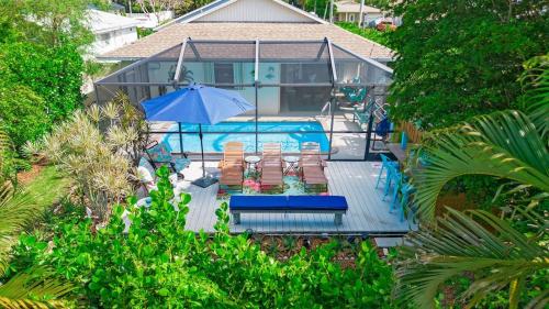 Beachy Haven 3 bed 2Bath Heated Pool Tiki Bar Sleep 6 in Naples, United States