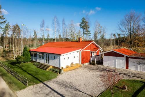 Spacious Cabin for Work Crews 10 Beds — 4-Star Luxury Hotel in Ingelstad, Sweden