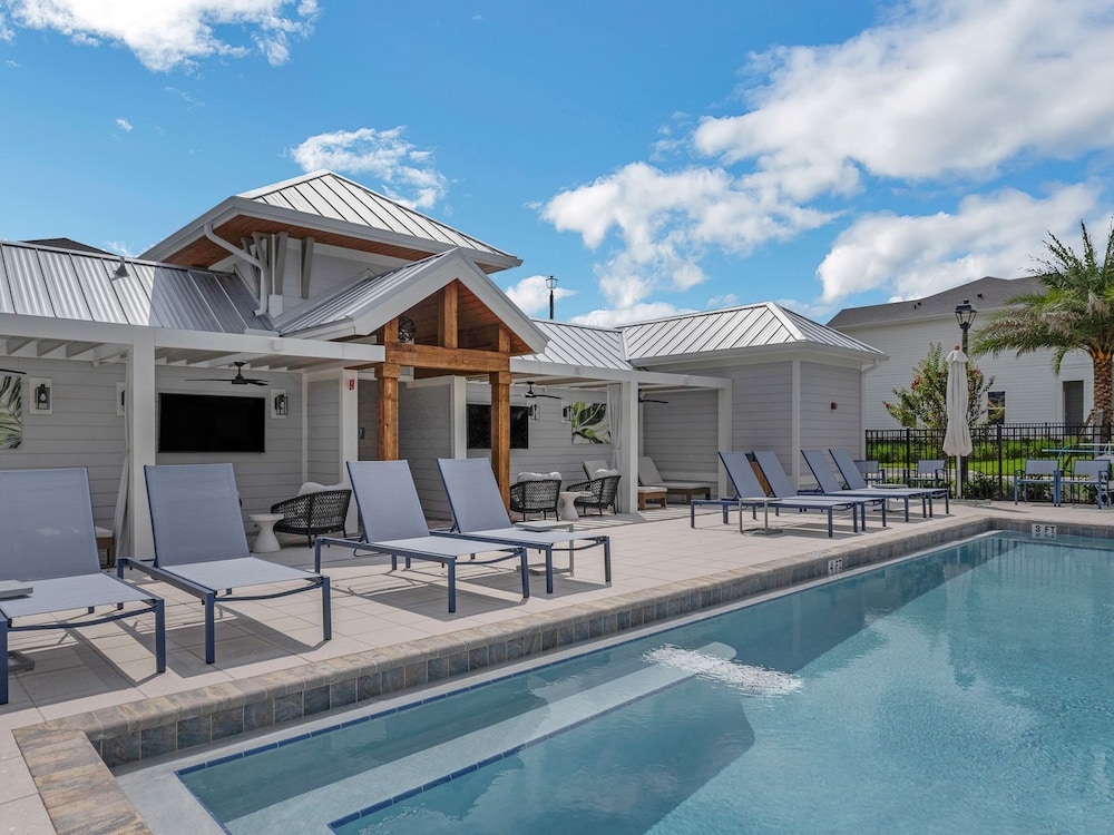Landing Townhomes Davenport — 4-Star Luxury Hotel in Davenport, United States