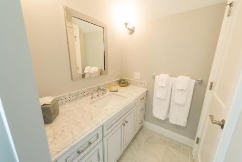 The East Island Reserve Hotel - photo 7