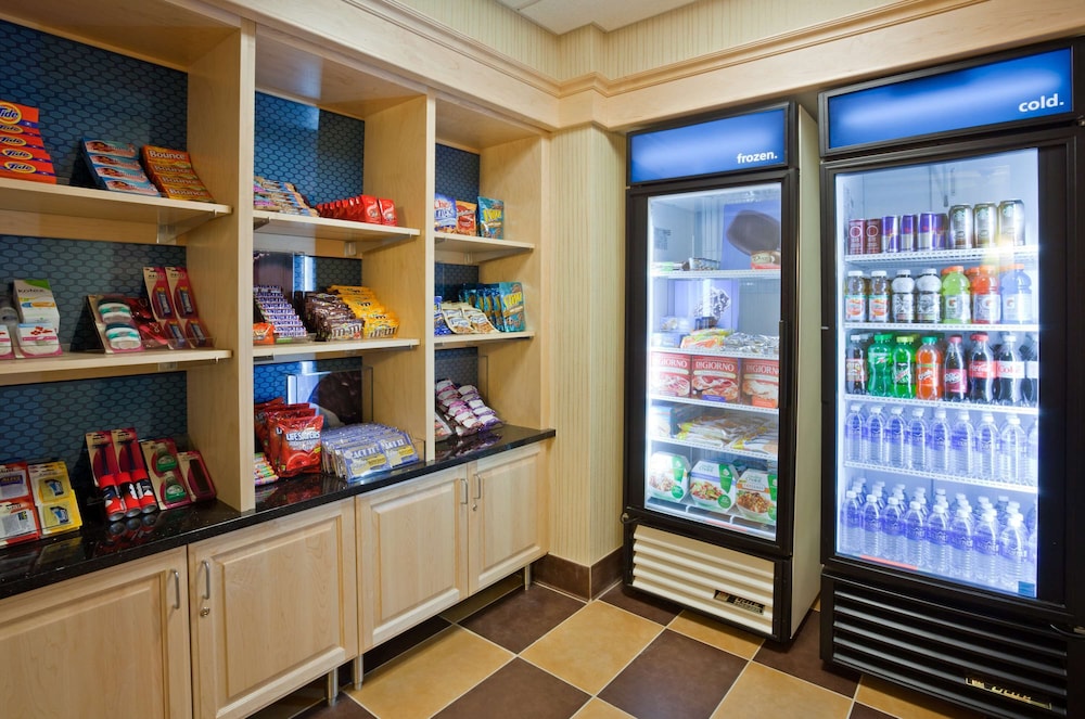 Hampton Inn & Suites Minot Airport - photo 26
