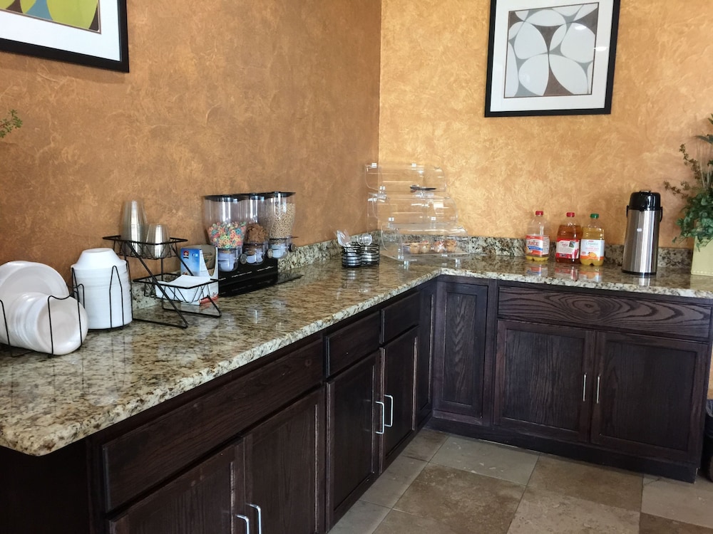 Pearsall Inn & Suites - photo 23