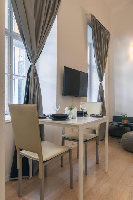 Huszonegy 1 Center Location AC — 4-Star Luxury Hotel in Budapest, Hungary