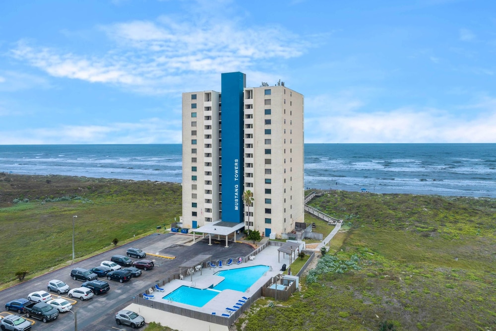 Beachfront Views: Breezy Port Aransas Condo — 4-Star Luxury Hotel in Port Aransas, United States