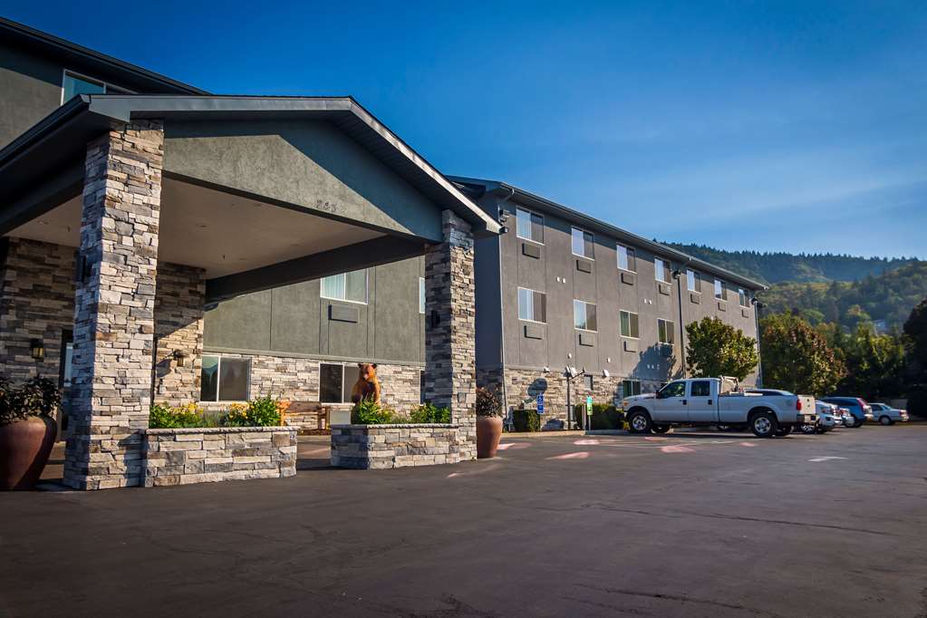 La Quinta Inn & Suites by Wyndham Grants Pass - featured photo