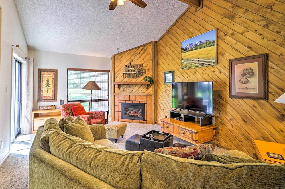 Cozy Pagosa Springs Townhome with Patio — 4-Star Luxury Hotel in Pagosa Springs, United States