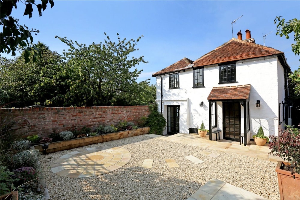 Henry Viii Cottage — 4-Star Luxury Hotel in Henley On Thames, United Kingdom