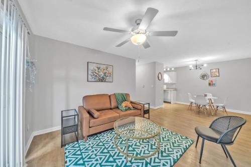 Stonecrest 722 Modern 2Bd Apt I Parking I Gym — 4-Star Luxury Hotel in New Albany, United States