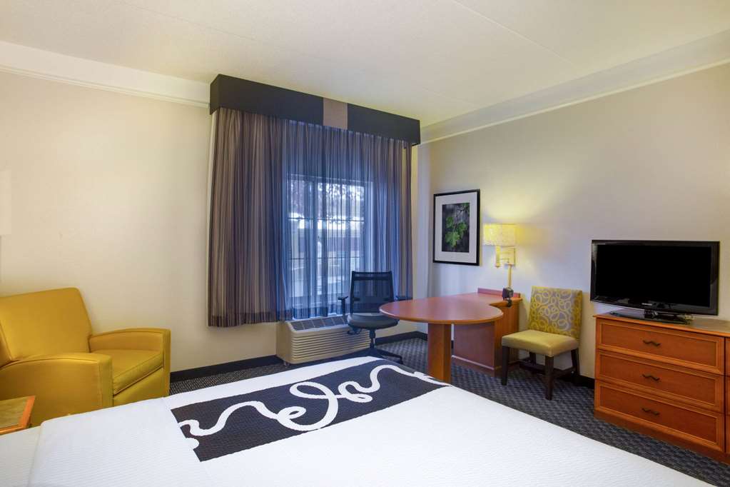 La Quinta Inn & Suites by Wyndham St. Louis Westport - photo 23