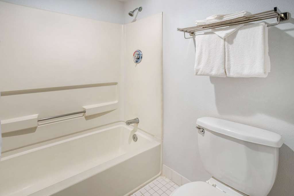 Travelodge by Wyndham Appleton - photo 12