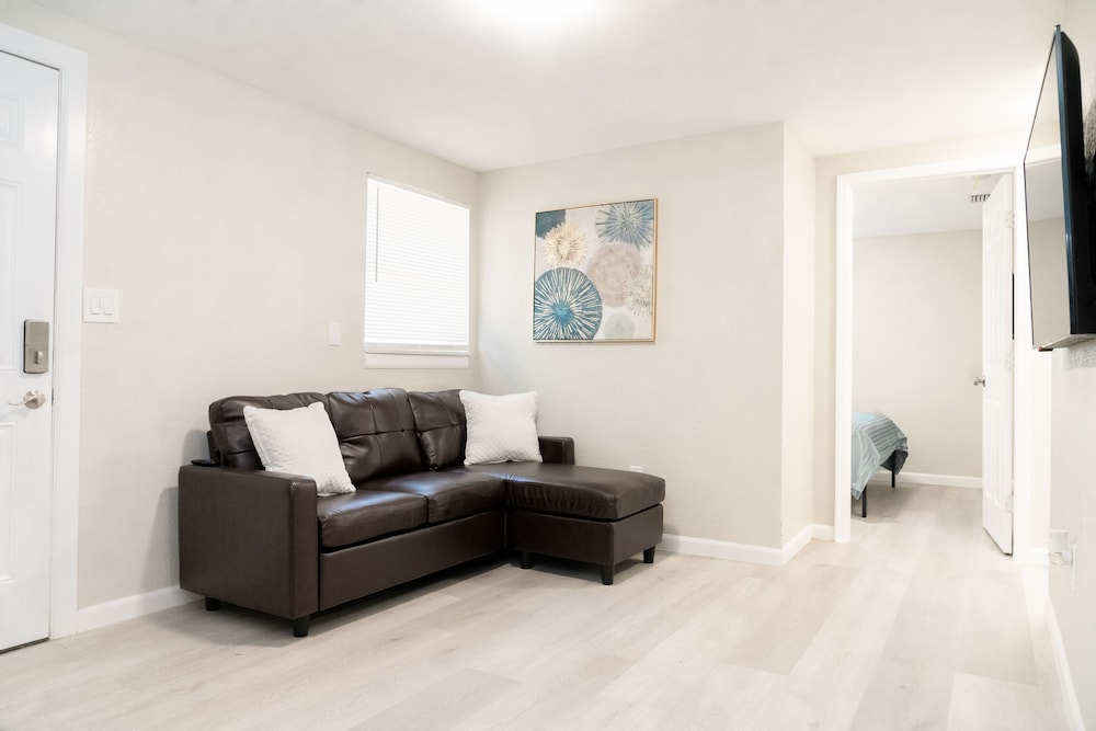 University Serenity Suites 15th - photo 9