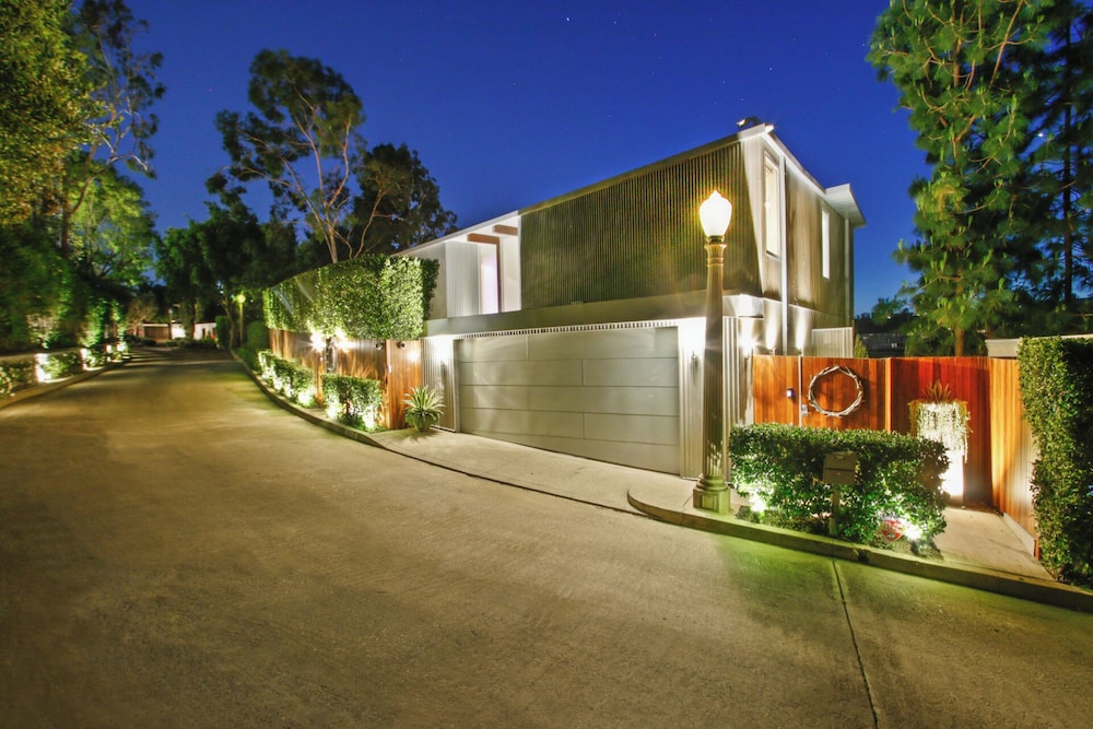 The Beverly Aura: Jet set Mid century Modern Oasis in the Hills — hotel in Beverly Hills
