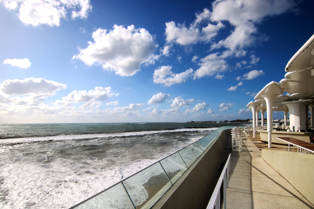 Phaedrus Living: Seaside Romantic Flat Limnaria123 — 4-Star Luxury Hotel in Paphos, Cyprus