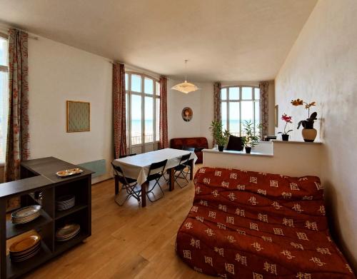 Vue Panoramique Sur la Mer Et Les Falaises in Le Treport, France