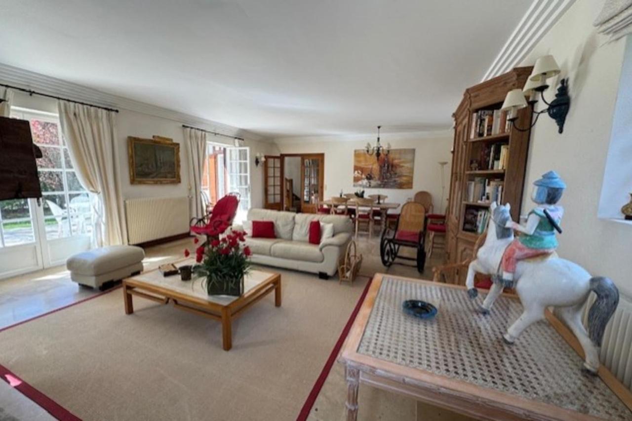 Large house with green garden — 4-Star Luxury Hotel in Equemauville, France