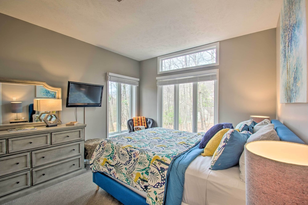 Wintergreen Resort Mountain Condo w Pool Access - photo 2