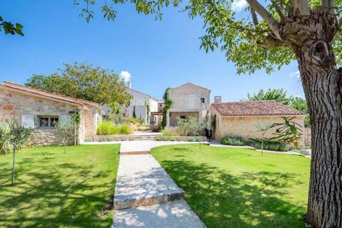 Villa Charlotte for 14 persons with 73m2 Pool in Central Istria Daily Housekeeping & Breakfast Service — 5-Star Luxury Hotel in Visignano, Croatia