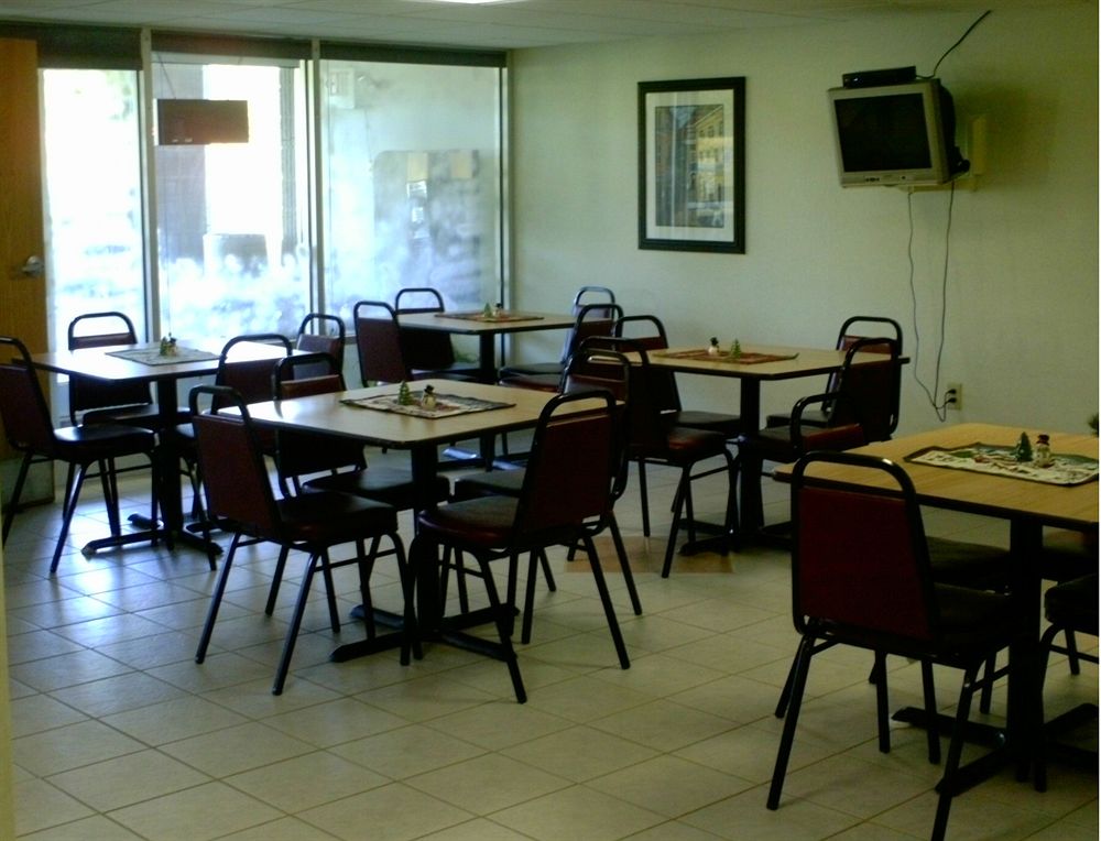 Campton Parkway Inn - photo 25