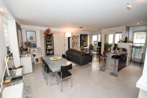 Montmartre Ruisseau magnifique appartement artistique — 4-Star Luxury Hotel in Paris, France