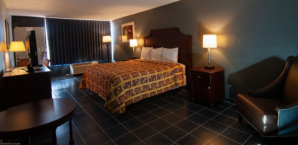 Express Inn & Suites 5 Miles from St Petersburg Clearwater Airport - photo 14