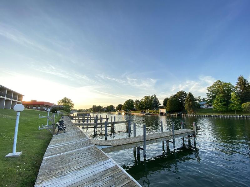 Fleetwood Inn & Suites — hotel in Cheboygan