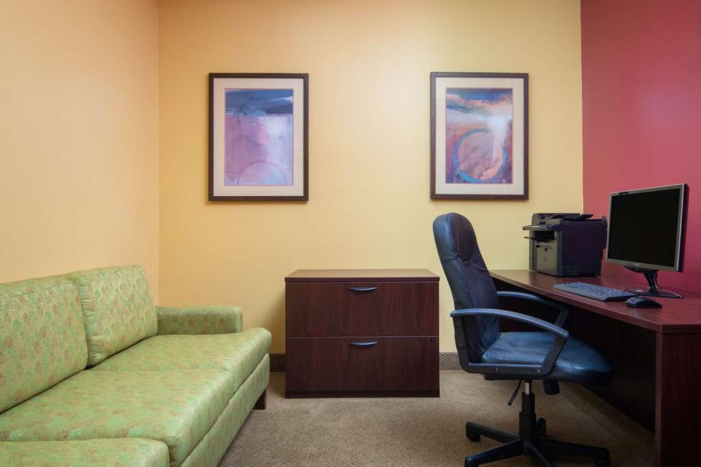 La Quinta Inn & Suites by Wyndham Atlanta Union City - photo 59