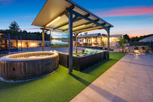 Villa Veronica With Cinema Projector By The Heated Pool And Jacuzzi — 4-Star Luxury Hotel in Sibenik, Croatia