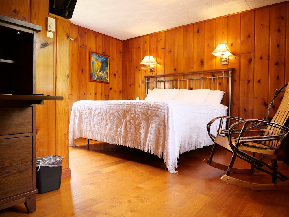 Ludington Blue Spruce Inn - photo 12