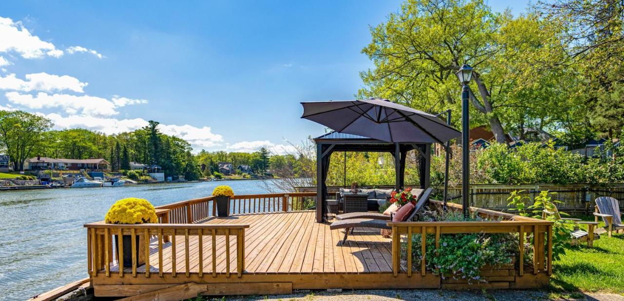 Charming riverside cottage walk to beach — 4-Star Luxury Hotel in Wasaga Beach, Canada