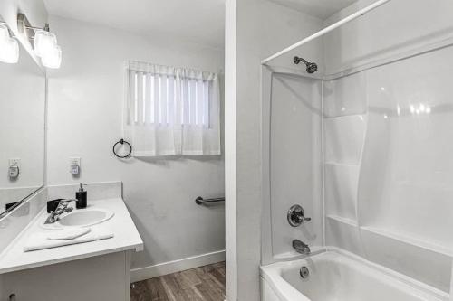 Cozy 1 Bed Sleeps 4 Near Strip Perfect GetAway