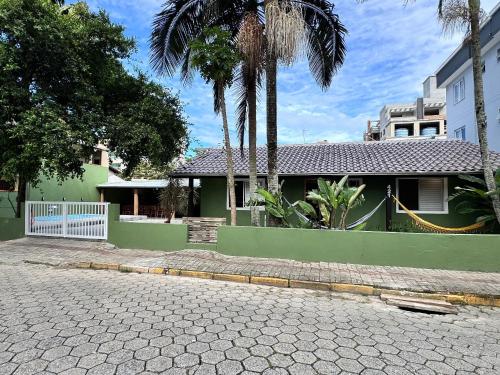 Casa La Mar Piscina Privativa a 5 Minutos da Praia de Bombas Perfeita para Grandes Grupos