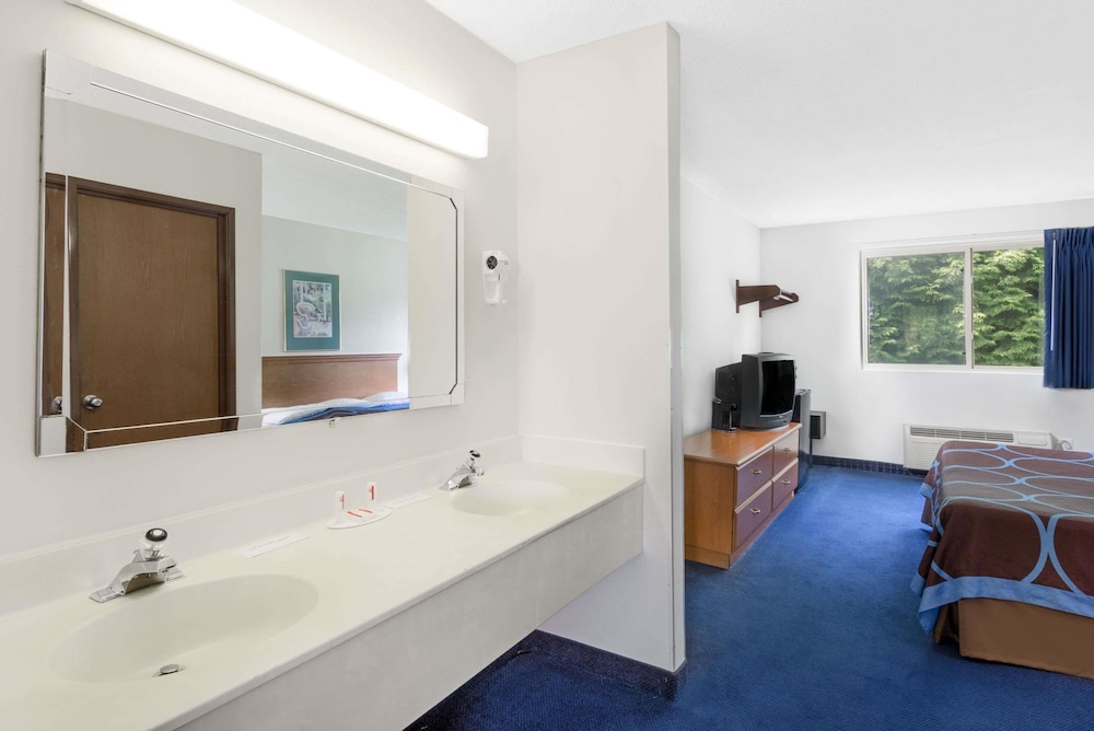 Super 8 by Wyndham Kingston - photo 17
