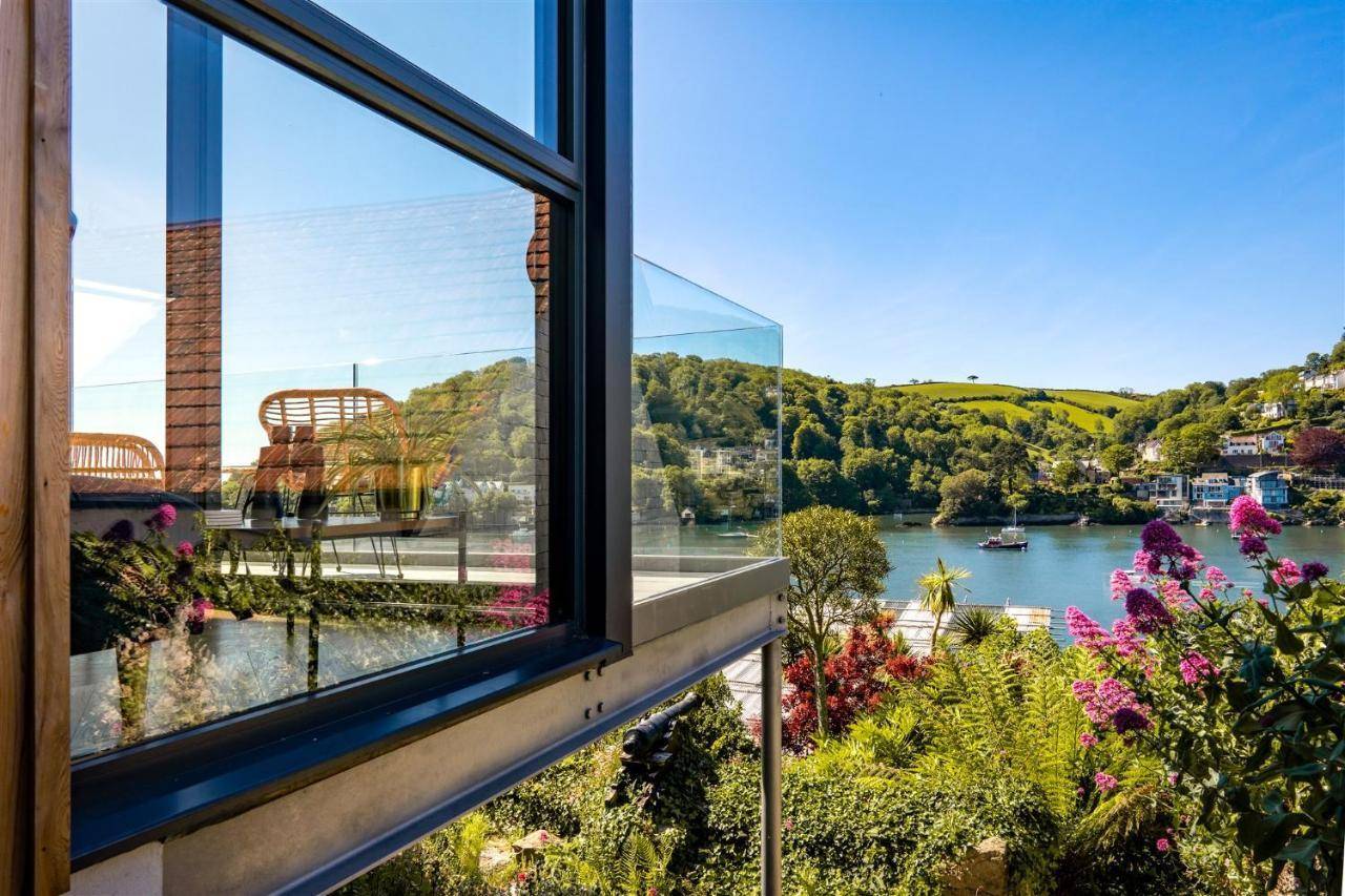 Two Guns Contemporary Stylish Townhouse With Stunning Sea Views — 4-Star Luxury Hotel in Dartmouth, United Kingdom
