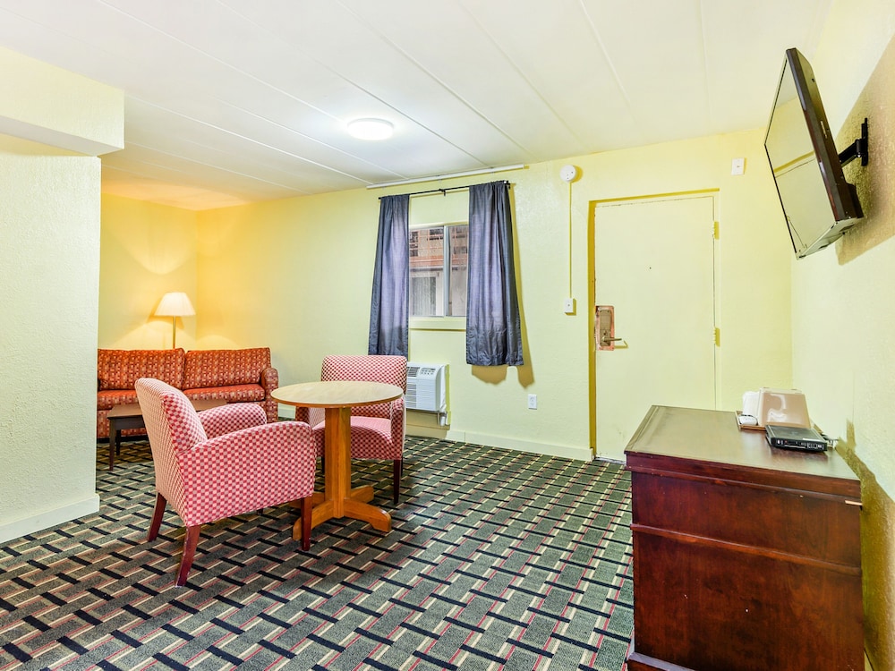 OYO Hotel Downtown Peoria I 74 - photo 29