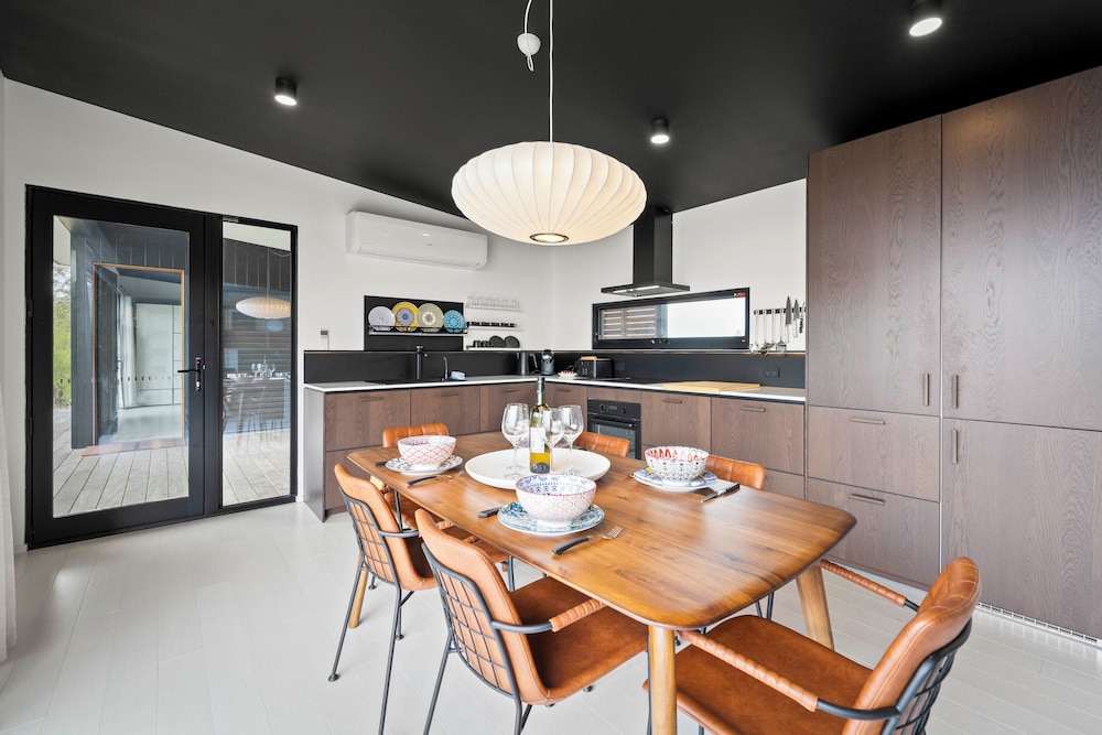 The Outlook on Mount Louis 1 Bedroom — 4-Star Luxury Hotel in West Hobart, Australia