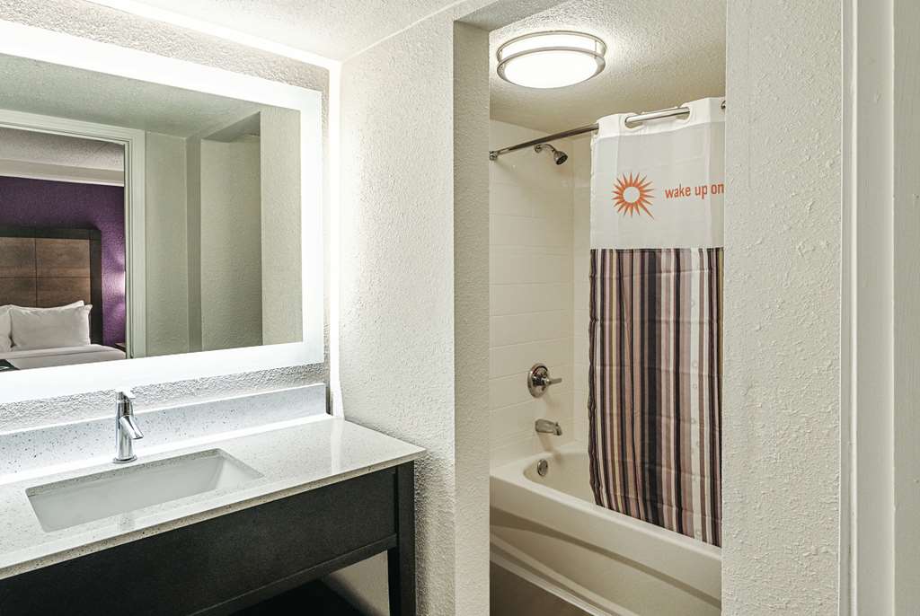 La Quinta Inn & Suites by Wyndham Lubbock West Medical Centr - photo 33