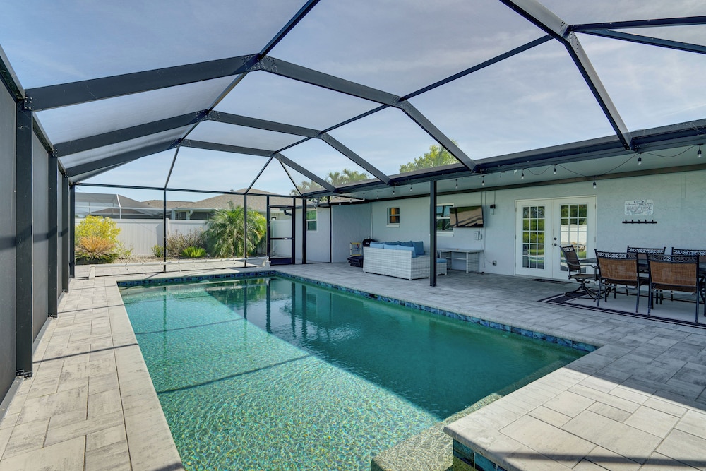 Poolside Retreat 2 Mi to Dtwn Cape Coral