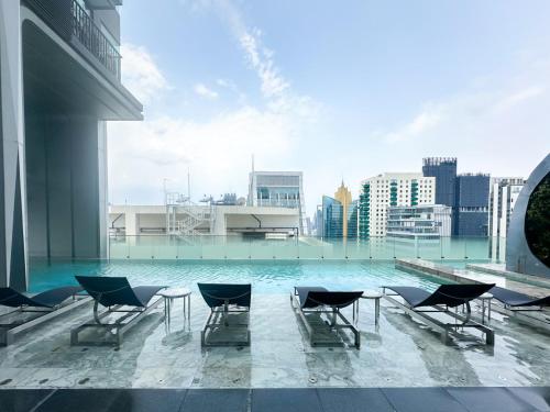 Urban Chic Living 1BR Ultra Fast WiFi BTS Asoke