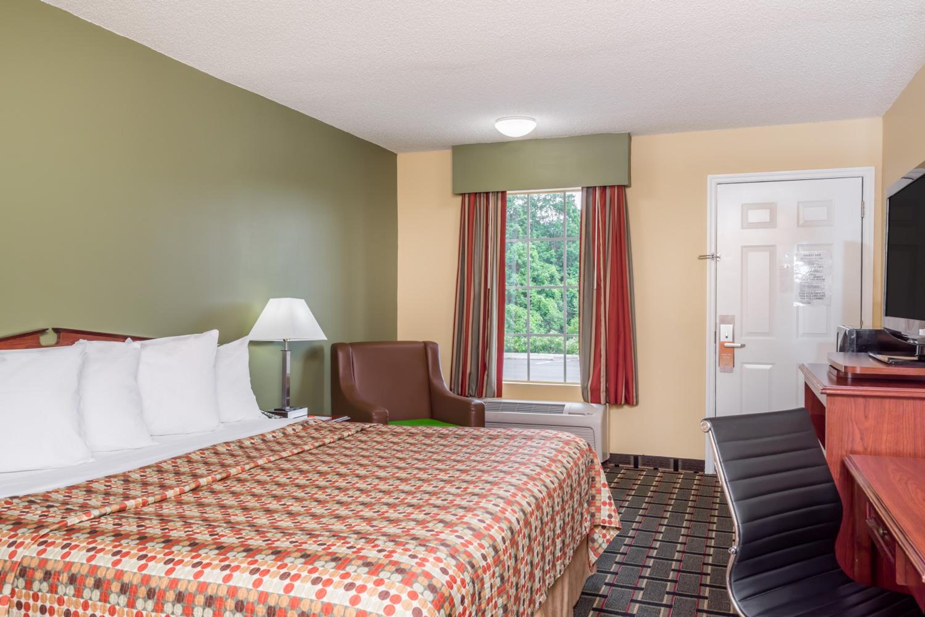 Howard Johnson by Wyndham Dalton - photo 15