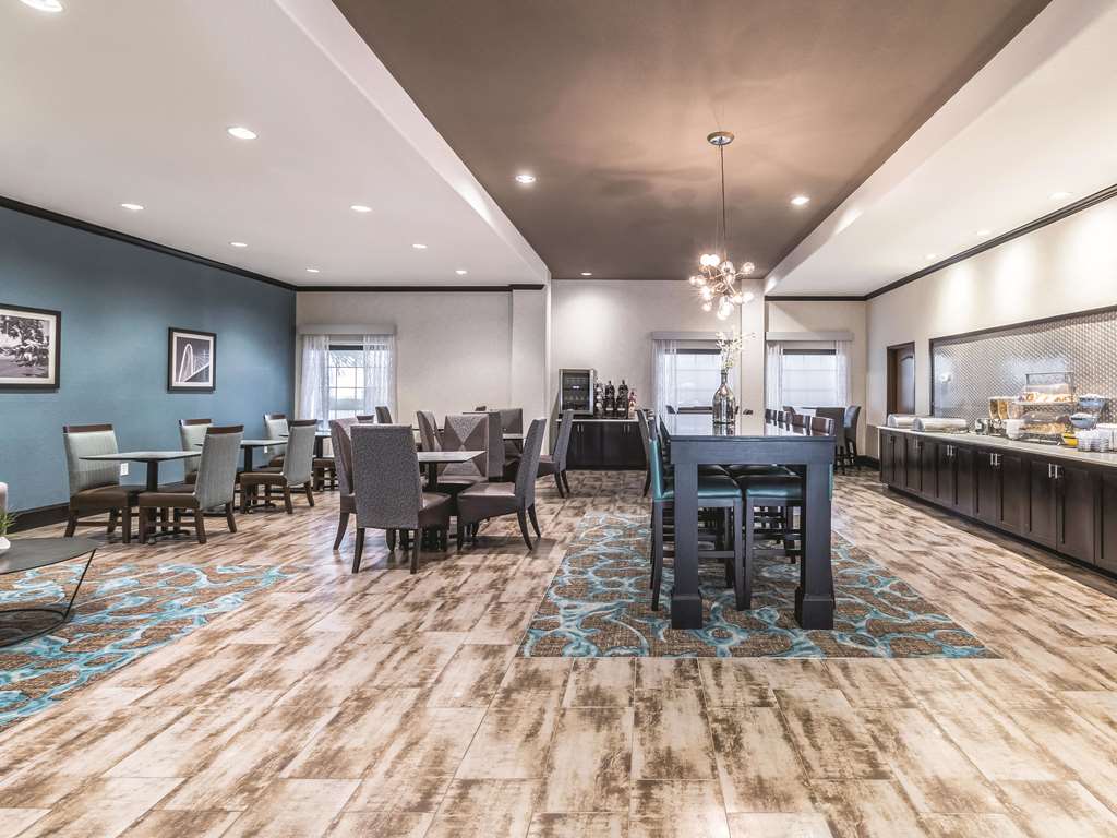 La Quinta Inn & Suites by Wyndham Dallas Grand Prairie South - photo 62