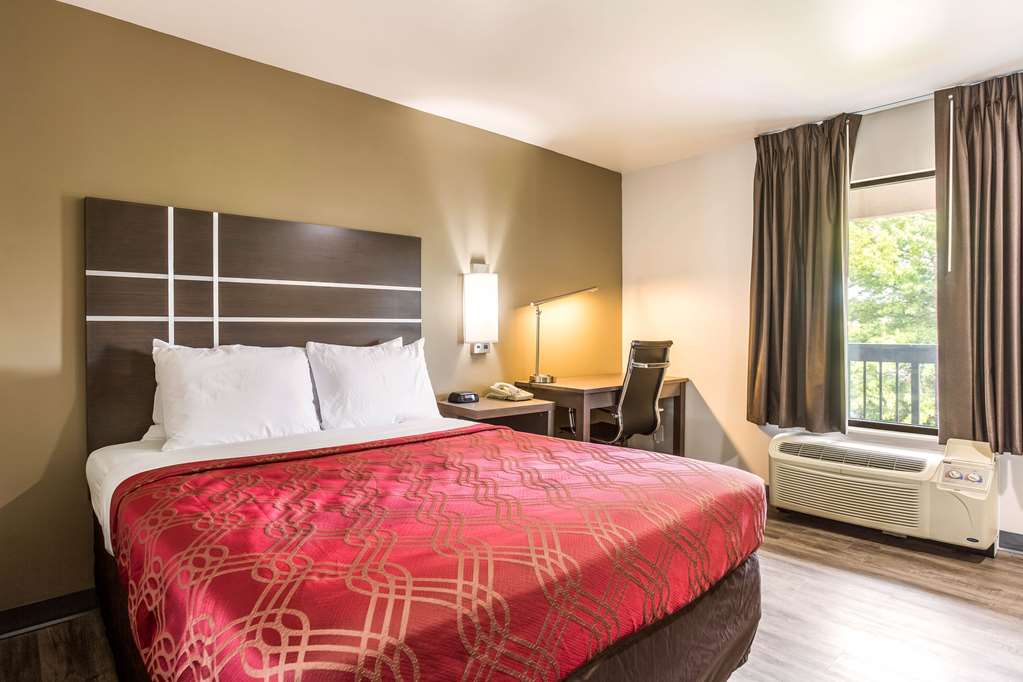 Econo Lodge Inn & Suites Murfreesboro Shopping District - photo 14