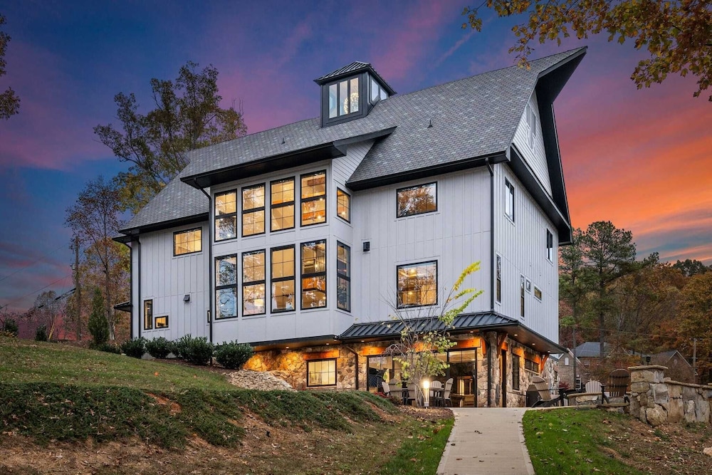 The Grand on Greenbay 7 Bedrooms Sleeps 21 Modern new Build in Mooresville, United States