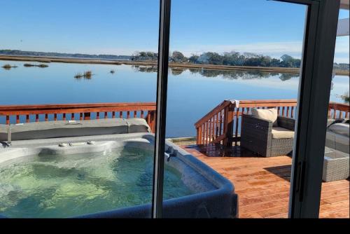 Marsh House HOT TUB Waterfront KING bed Close to Lejeune — 4-Star Luxury Hotel in Cedar Point, United States
